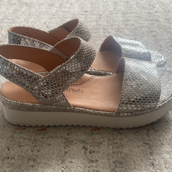 L’Amour des pieds Abrilla Slingback Platform 
Silver/ gold snake print  size 8.5 - Picture 4 of 7